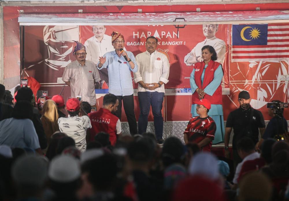 Held at the Arena Selekoh, the crowd exceeded the chairs set out for attendees and caused many to stand while watching Datuk Seri Anwar Ibrahim extol the qualities of Datuk Shamsul Iskandar Md Akin, the so-called giant-slayer sent against Umno president Datuk Seri Ahmad Zahid Hamidi on his home turf. — Picture by Farhan Najib