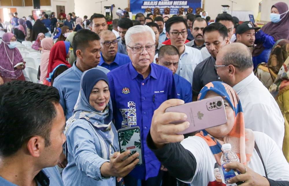 Datuk Seri Ismail Sabri Yaakob meets Felda Lasah residents in Sungai Siput, Perak November 15, 2022. ― Picture by Farhan Najib