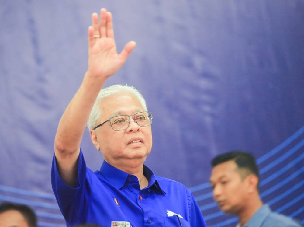  Datuk Seri Ismail Sabri Yaakob attends a meet-and-greet session with Felda Lasah residents in Sungai Siput November 15, 2022. — Picture by Farhan Najib