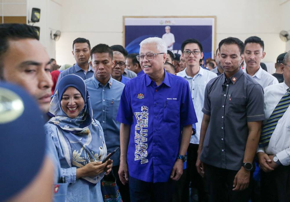 Datuk Seri Ismail Sabri Yaakob (centre) during a meet-and-greet session with Felda Lasah residents in Sungai Siput November 15, 2022. — Picture by Farhan Najib