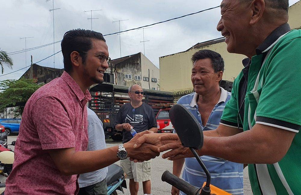 Sheikh Umar (left) called on Ayer Hitam voters to cast their ballots in favour of Pakatan Harapan instead of wasting them on Barisan, and ultimately, PAS. — Picture via Facebook