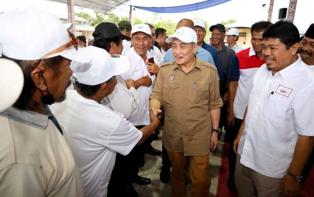 Sabah Chief Minister Datuk Seri Hajiji Noor meets supporters in Tuaran, November 13, 2022. — Picture from Facebook/Hajiji Haji Noor