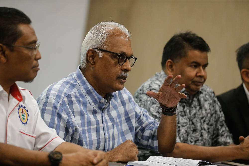 Klang MP Charles Santiago (centre) speaks to the press on the press conference during the Roundtable Discussion on Price Increases and Its Impact on the Rakyat event at Armada Hotel August 17, 2022. — Picture by Sayuti Zainudin