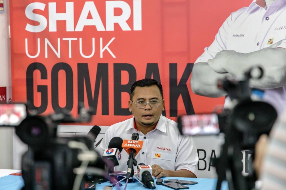 Pakatan Harapan (PH) candidate for Gombak parliamentary Datuk Seri Amirudin Shari speaks during the launch of Gombak declaration at Batu Caves, Selangor on November 10, 2022. — Picture by Firdaus Latif