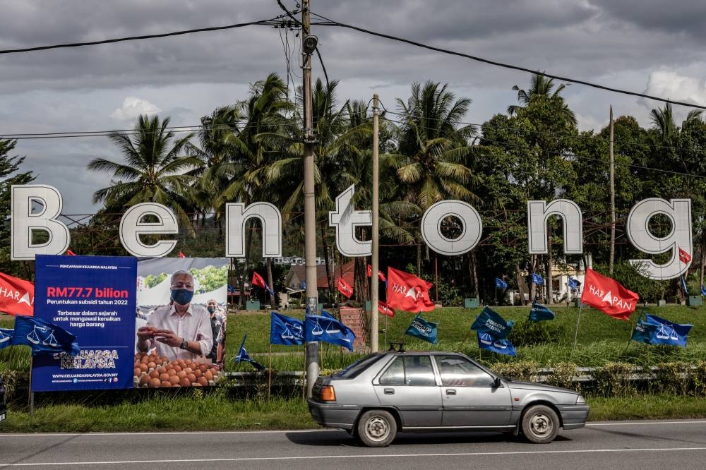 Flags surround the Bentong sign along Jalan Ketari as part of campaigning for the 15th general election. — Picture by Firdaus Latif