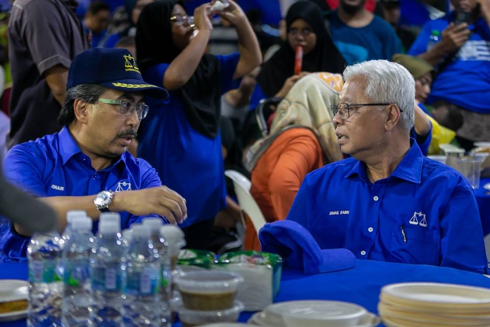 Datuk Seri Ismail Sabri Yaakob (right) speaks to Barisan's Titiwangsa candidate Datuk Seri Johari Abdul Ghani at Kampung Datuk Keramat November 15, 2022. — Picture by Raymond Manuel