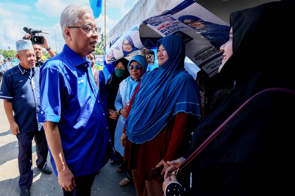 Datuk Seri Ismail Sabri Yaakob meets the people in Bera November 16, 2022. ― Bernama pic