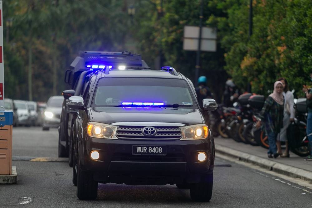 A convoy transporting Datuk Najib Razak arrives at Kuala Lumpur High Court November 14, 2022. — Picture by Raymond Manuel