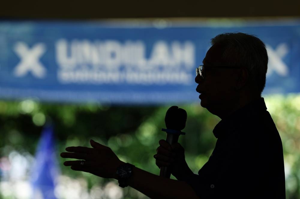 Datuk Seri Ismail Sabri Yaakob addresses voters at the Mengkarak Sembang Santai Programme in Bera, November 16, 2022. — Bernama pic 