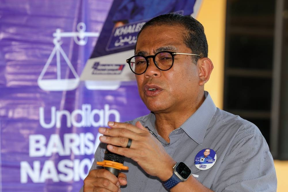 Umno vice-president and BN candidate for the Kota Tinggi parliamentary seat Datuk Seri Mohamed Khaled Nordin speaks to Kota Tinggi Umno veterans in Kota Tinggi, November 16, 2022. — Bernama pic 