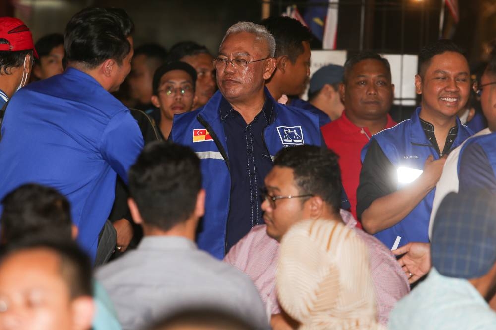 Tan Sri Noh Omar during Datuk Seri Ismail Sabri and Khairy Jamaluddin’s walkabout at Kota Damansara. November 14, 2022. — Picture by Choo Choy May