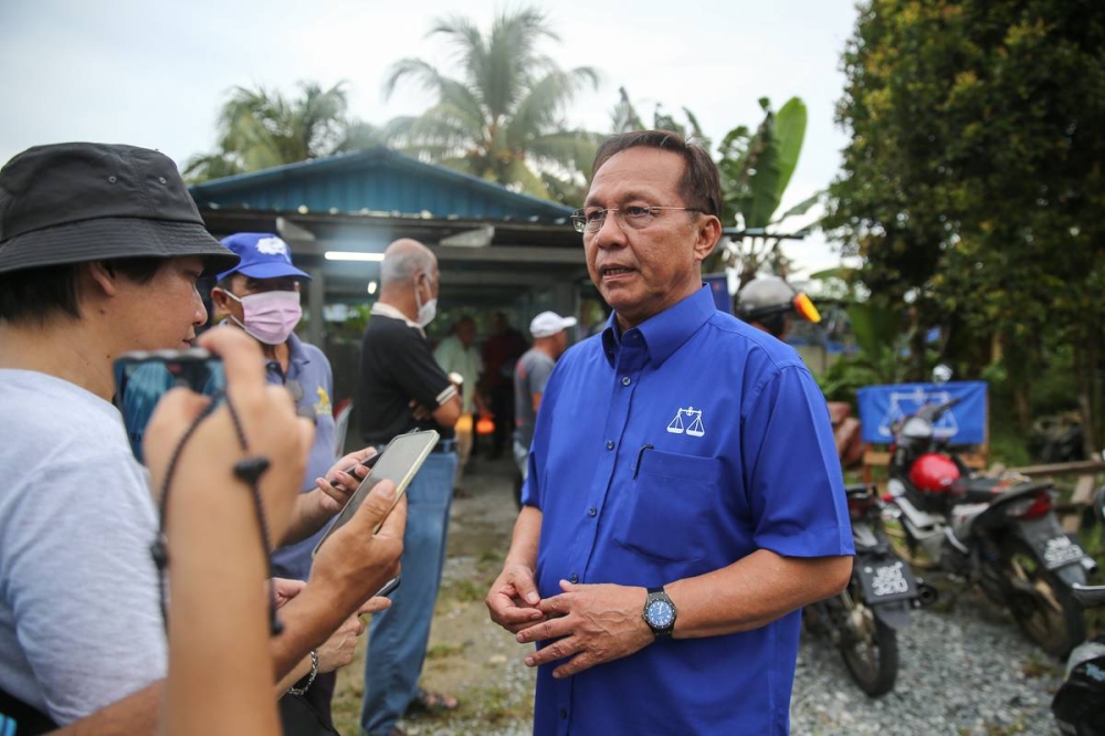 Barisan Nasional Simpang Renggam candidate Datuk Seri Hasni Mohammad said his experience as a former Johor mentri besar and a former Pontian MP was useful in resolving the people’s problems. — Picture by Yusof Mat Isa