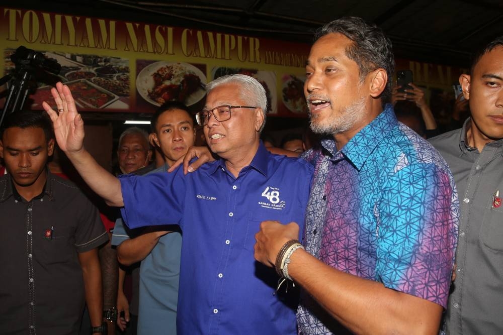 Prime Minister Datuk Sri Ismail Sabri and Khairy Jamaluddin greet the public at Kota Damansara November 14, 2022. — Picture by Choo Choy May