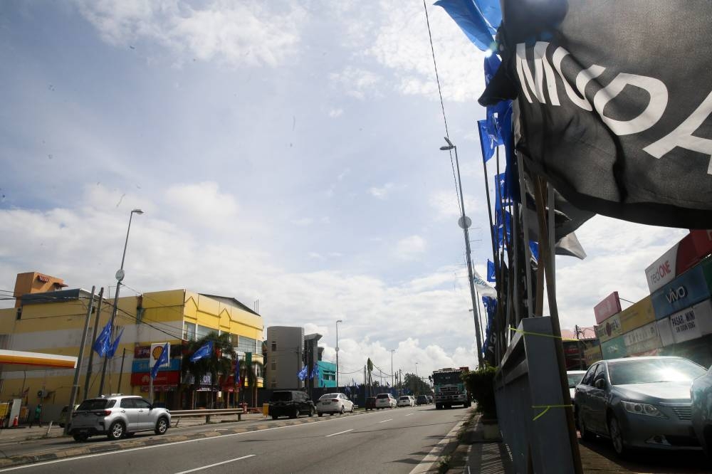 Flags of MUDA were seen in Tanjung Karang during the GE15 campaigning period. Nov 13, 2022. — Picture by Choo Choy May