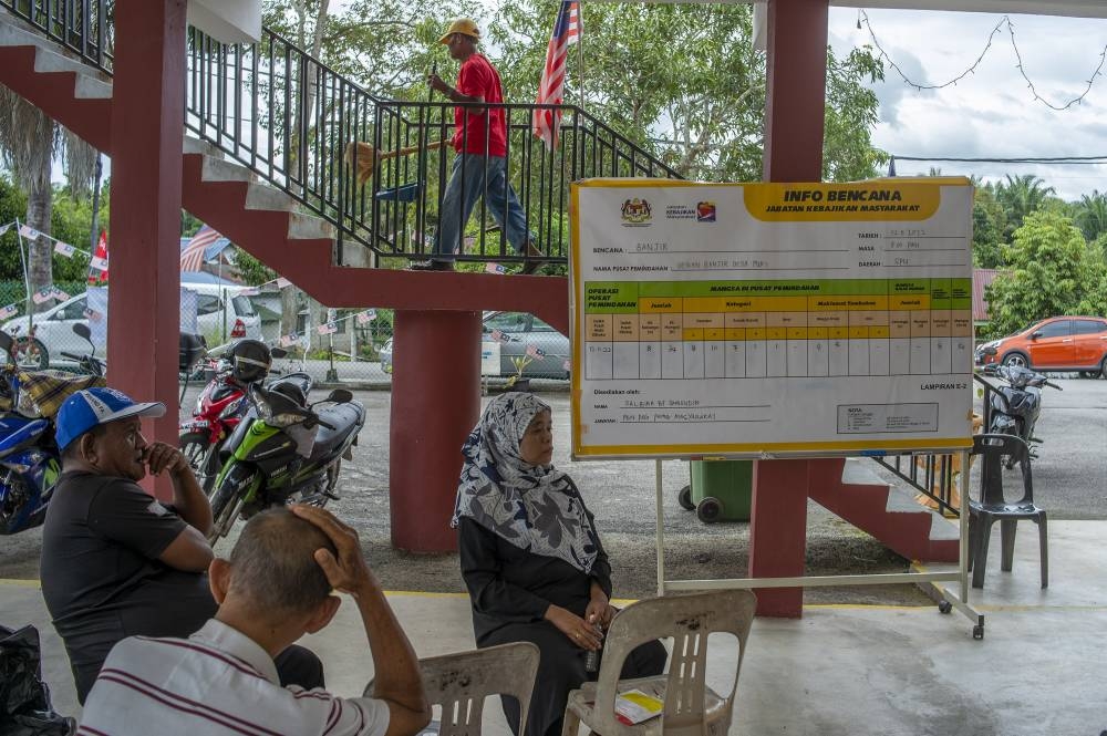 Evacuees wait at a temporary flood relief centre in Lahar Yooi. — Picture by Shafwan Zaidon