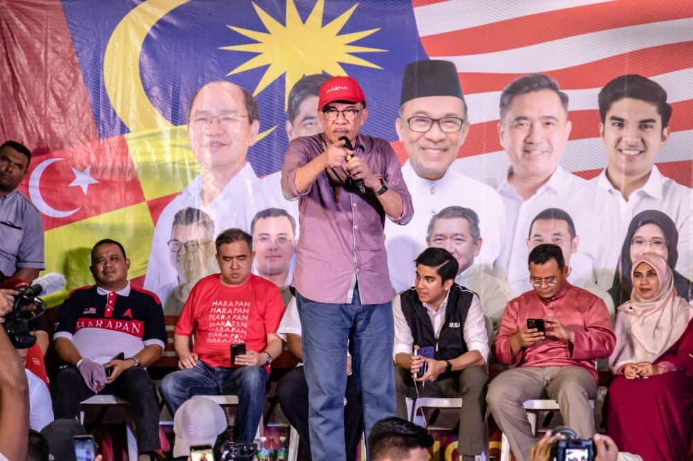 Pakatan Harapan chairman Datuk Seri Anwar Ibrahim speaks during a ceramah at the MPAJ community hall in Taman Keramat November 16, 2022. — Picture by Firdaus Latif