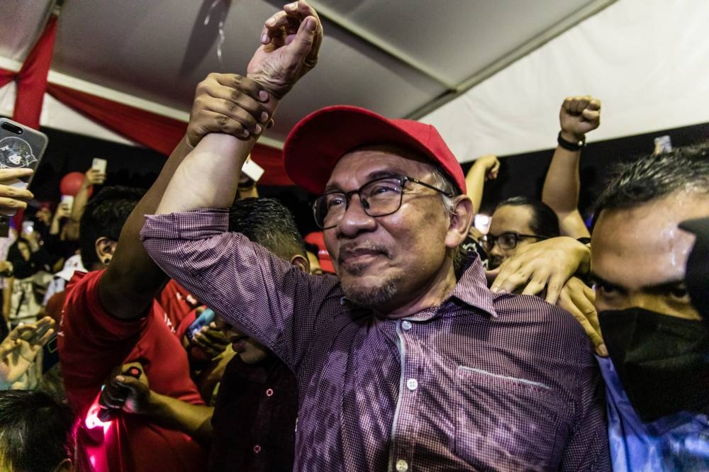 Pakatan Harapan chairman Datuk Seri Anwar Ibrahim arrives for a ceramah at the MPAJ community hall in Taman Keramat November 16, 2022. — Picture by Firdaus Latif