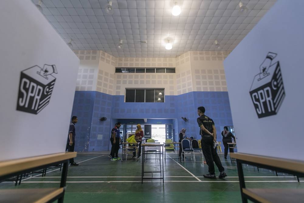 Election Commission officers make final preparations at an early voting centre in Muar November 14, 2022. — Picture by Hari Anggara