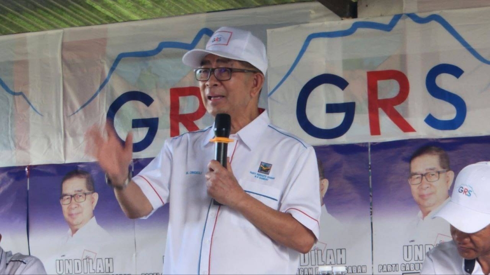 Datuk Seri Maximus Ongkili delivers a political speech in Kota Marudu on November 11, 2022. — Picture by Julia Chan