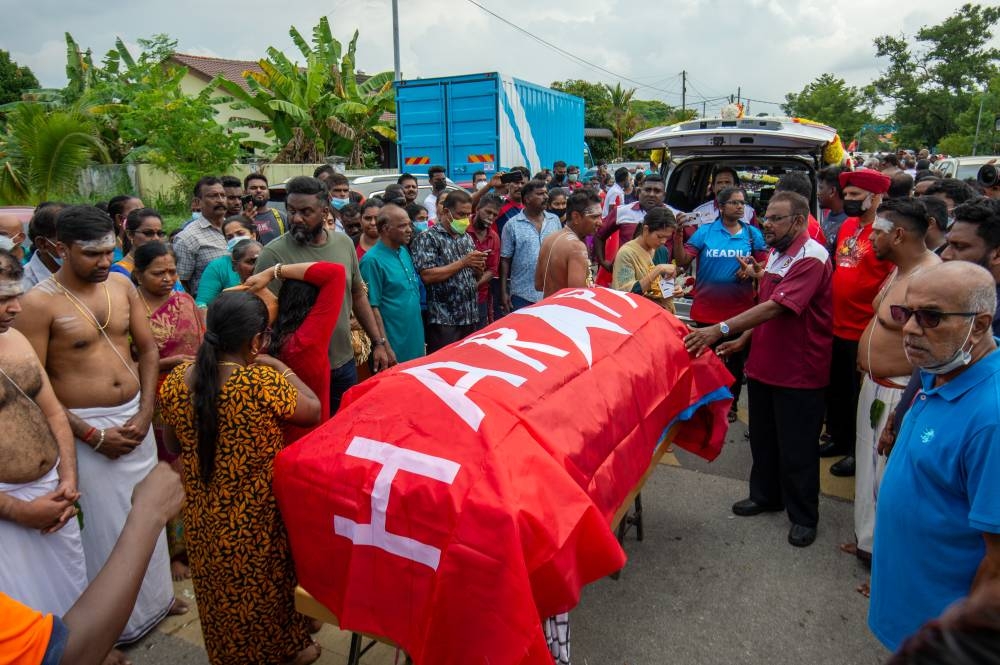 M. Karupaiya's funeral procession heads to Berapit in Padang Serai November 17, 2022. — Picture by Shafwan Zaidon