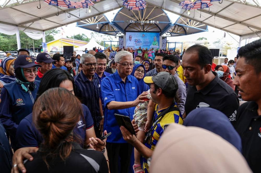 Datuk Seri Ismail Sabri Yaakob with visitors at the Semarak Uniti Keluarga Malaysia programme at Dataran Kerayong in Bera, November 17, 2022. With him is caretaker national unity minister Datuk Halimah Mohamed Sadique (left). — Bernama pic 