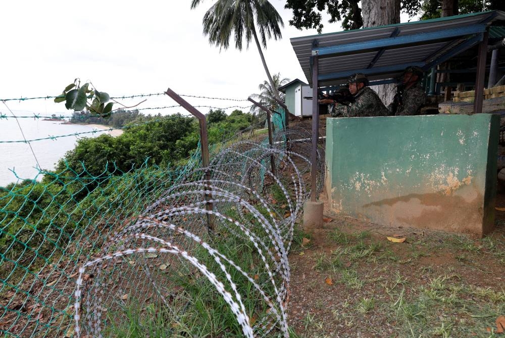 Military personnel on guard in Kota Tinggi, Johor, November 17, 2022. — Bernama pic  