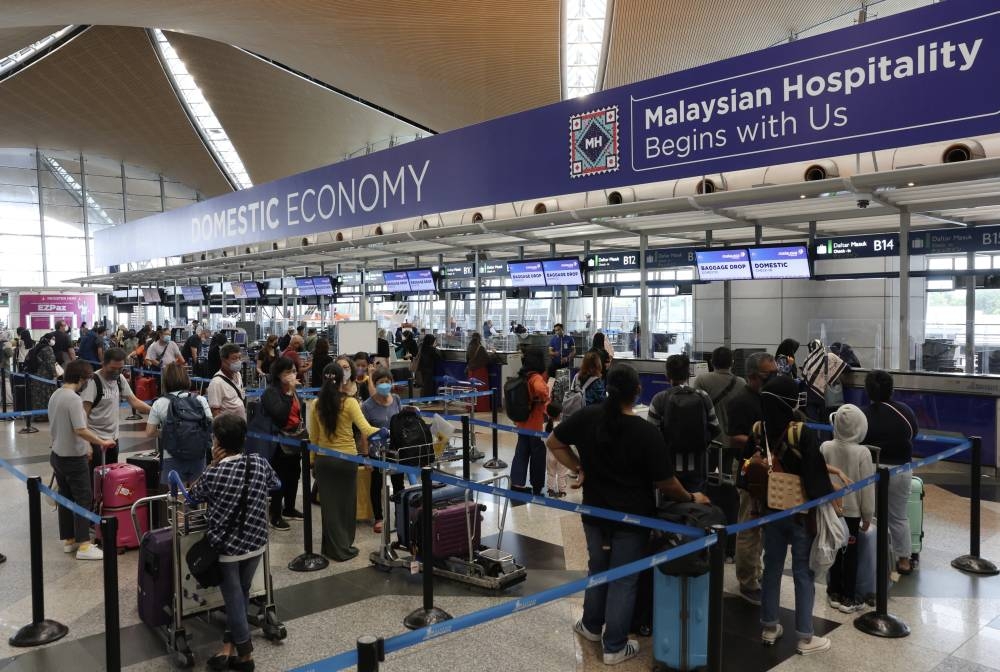 Domestic passengers wait in line at the Kuala Lumpur International Airport (KLIA), November 17, 2022. — Bernama pic 