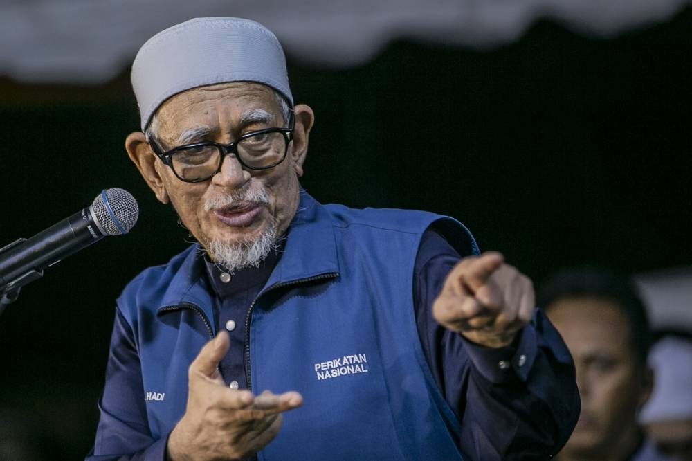 PAS president Tan Sri Abdul Hadi Awang giving his speech during the Ceramah Mega at Bukit Mor, Muar, November 16, 2022. — Picture by Hari Anggara