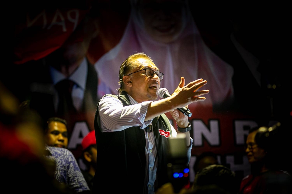 PKR president Datuk Seri Anwar Ibrahim delivering his speech at Jelajah Mega Harapan in Bandar Tun Razak November 17,2022. — Picture By Raymond Manuel