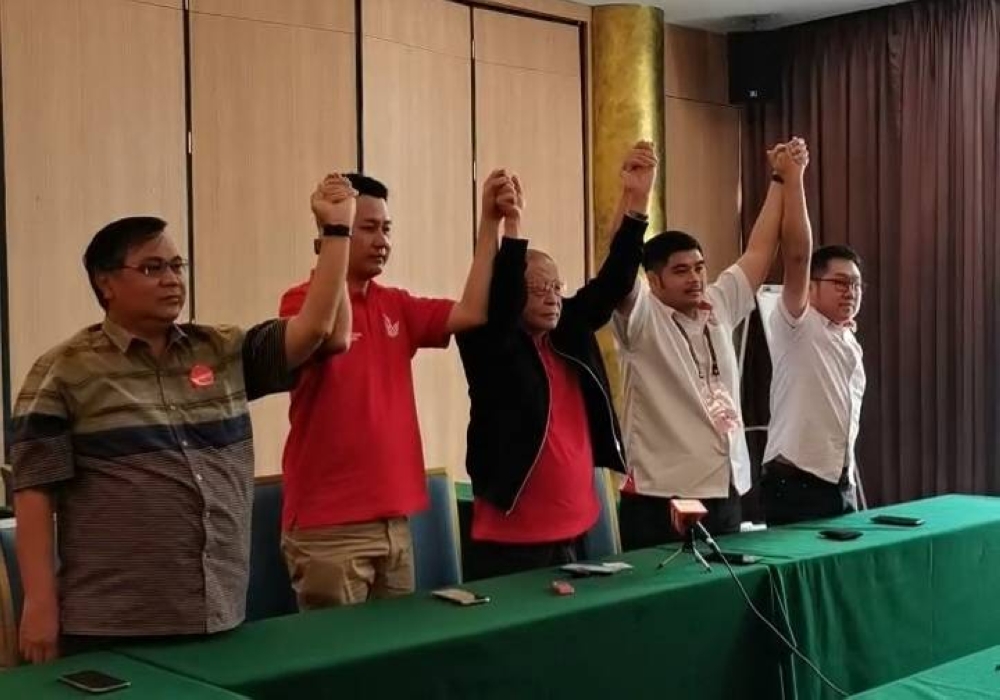 Lim (centre) flanked by Ling (second left), Chiew (second right) and party members. — Borneo Post pic