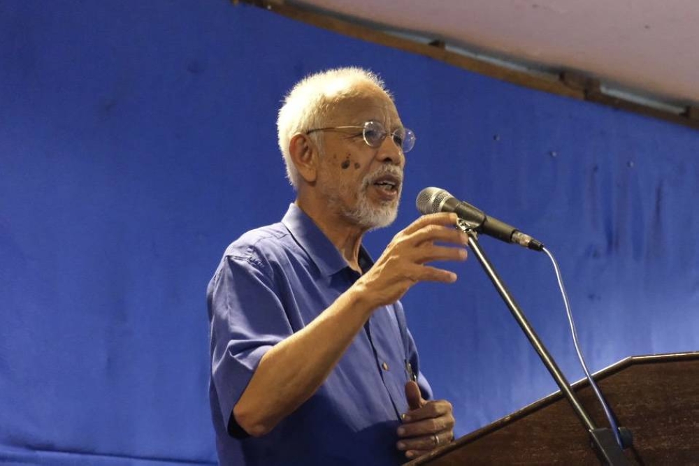 Tan Sri Shahrir Abdul Samad addresses a dialogue session organised by the Athar Foundation at the Johor Cultural and Sports Club in Johor Baru November 17, 2022 – Picture by Ben Tan