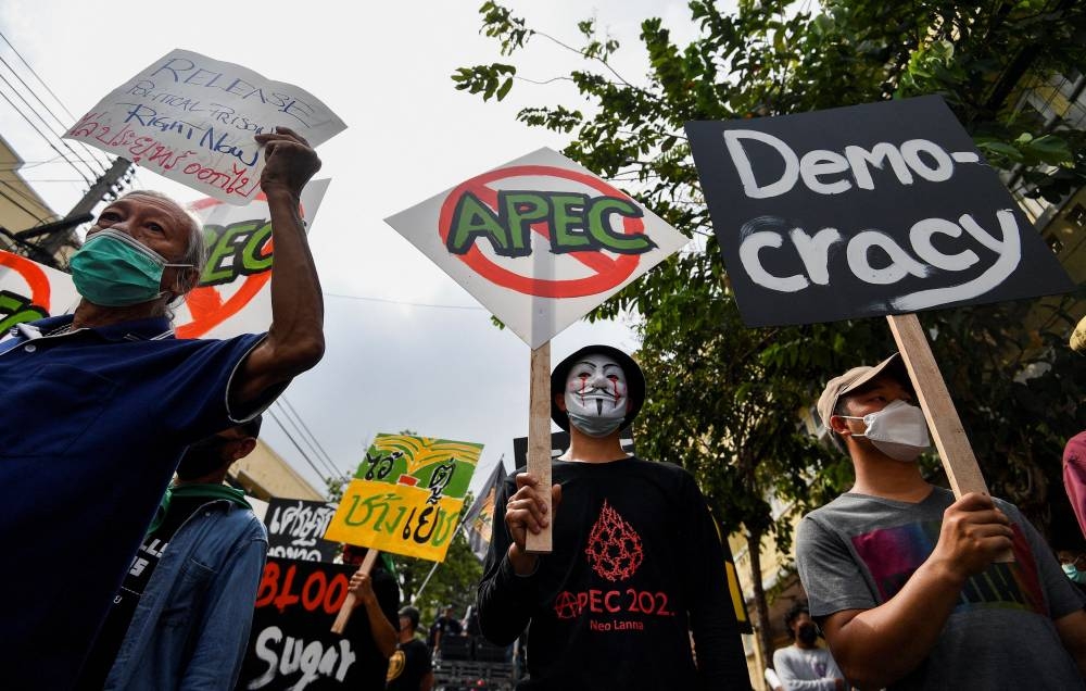 Thai Police Use Rubber Bullets To Disperse Protest Over Apec Summit