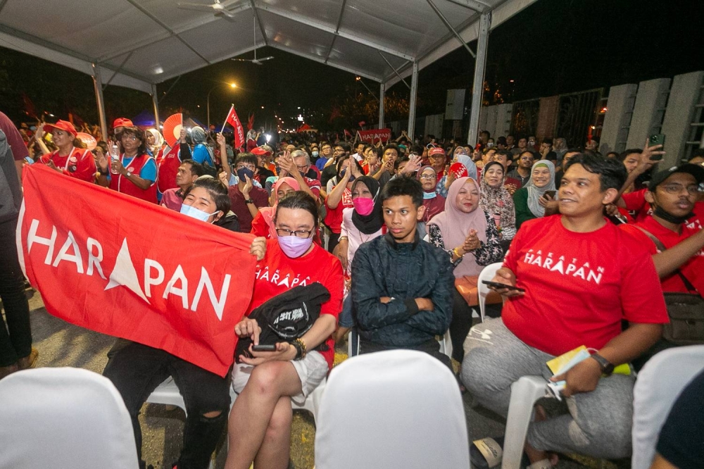 General view of Pakatan Harapan supporters during Jelajah Mega Harapan Bandar Tun Razak at Jalan Tasik Permaisuri, November 17, 2022. — Picture By Raymond Manuel