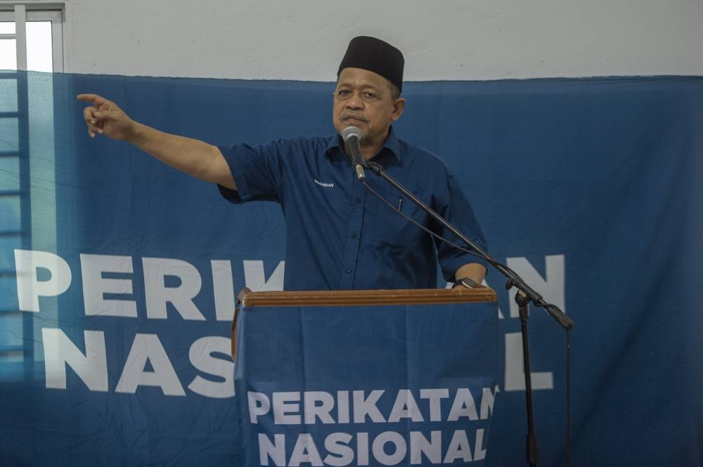 Arau incumbent MP Shahidan Kassim speaks at a Perikatan Nasional ceramah in Taman Semporna Jaya Beseri, Perlis, November 18, 2022. — Picture by Shafwan Zaidon