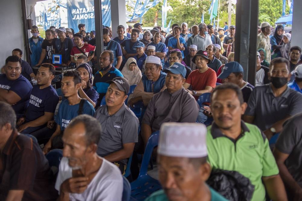 Perikatan Nasional supporters attend the PN ceramah in Taman Semporna Jaya Beseri, Perlis, November 18, 2022. — Picture by Shafwan Zaidon