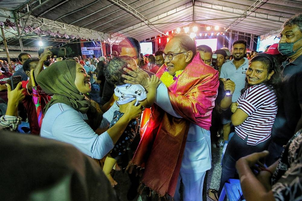 Pakatan Harapan president Datuk Seri Anwar Ibrahim meets supporters in Tambun hours before the campaign trail ends,  November 18, 2022. — Picture by Ahmad Zamzahuri