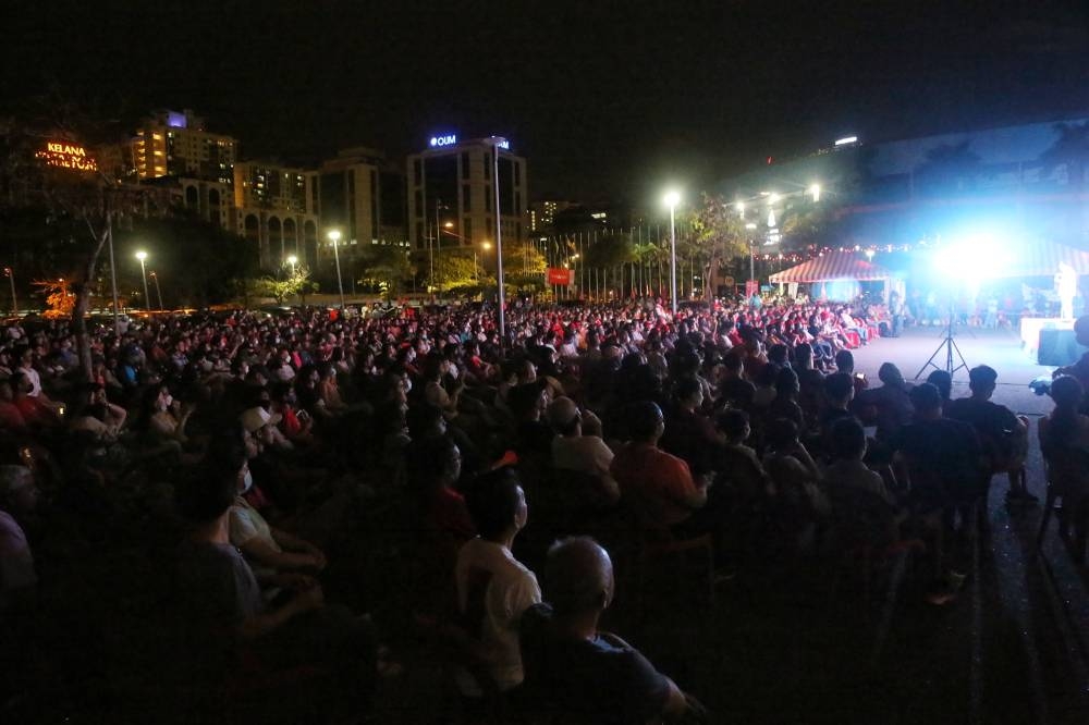 Over 500 people attended the Pakatan Harapan ceramah grand finale Damansara in Kelana Jaya Stadium carpark, November 18, 2022. — Picture by Choo Choy May