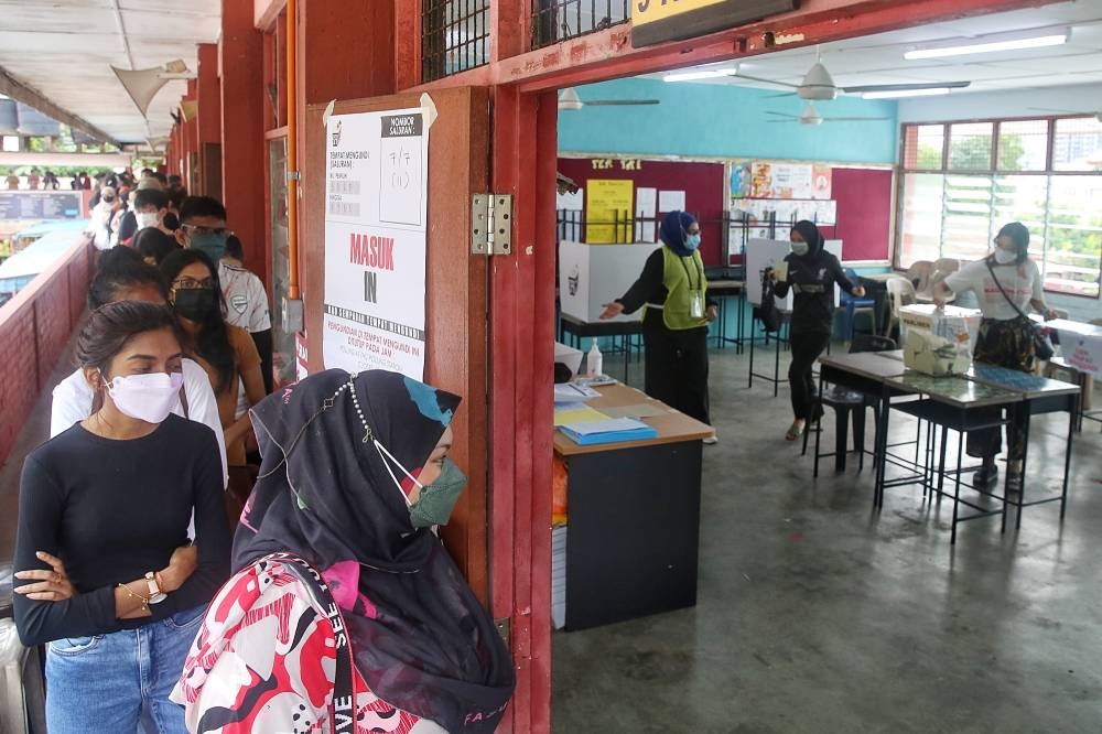 First time voters queue up to cast their ballots in SMK Taman Petaling, Petaling Jaya November 19, 2022. ― Picture by Choo Choy May