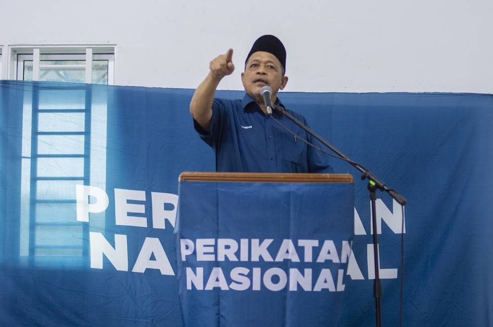 Despite calling for Zahid to step down, Shahidan said PN and BN should partner to form the next federal government. — Picture by Shafwan Zaidon