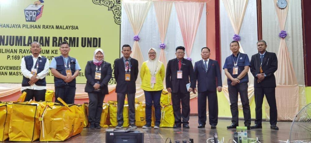 Munirah (centre) is announced as the winner of the Kota Belud parliamentary seat. — Borneo Post pic