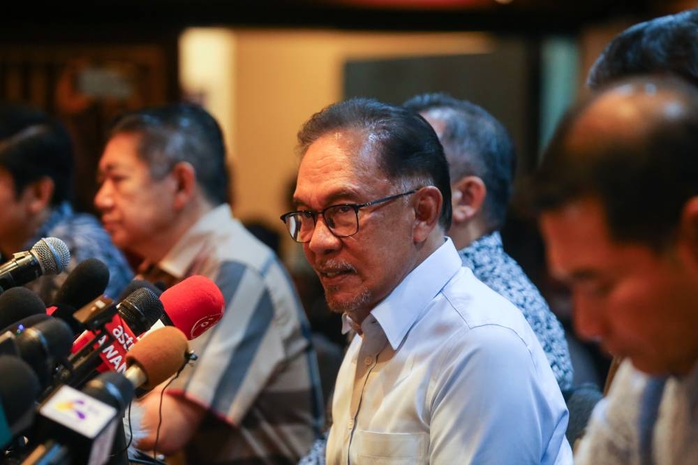 Pakatan Harapan president Datuk Seri Anwar Ibrahim speaks during a press conferecne at Seri Pacific hotel in Kuala Lumpur November 21,2022. — Picture by Ahmad Zamzahuri