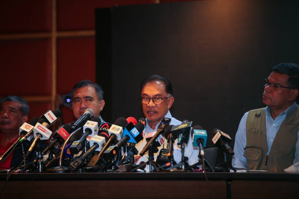 Pakatan Harapan president Datuk Seri Anwar Ibrahim speaks during a press conferecne at Seri Pacific Hotel in Kuala Lumpur November 21, 2022. — Picture by Ahmad Zamzahuri