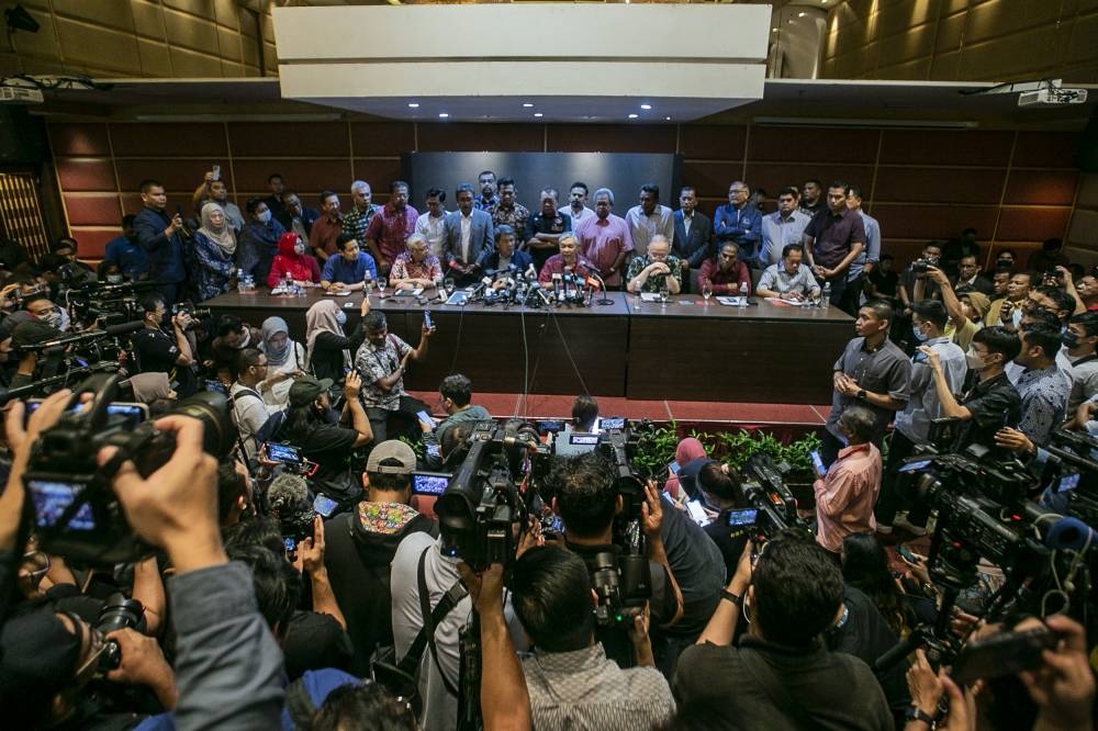 Umno president Datuk Seri Ahmad Zahid Hamidi (centre) together with and Umno and BN members at a press conference in Seri Pacific Hotel Kuala Lumpur, November 21, 2022. —Picture by Hari Anggara