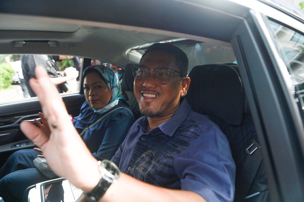 Perak Perikatan chairman Datuk Seri Ahmad Faizal Azumu arrives at Tan Seri Muhyiddin Yasin's official residence at Bukit Damansara November 22, 2022. — Picture by Miera Zulyana