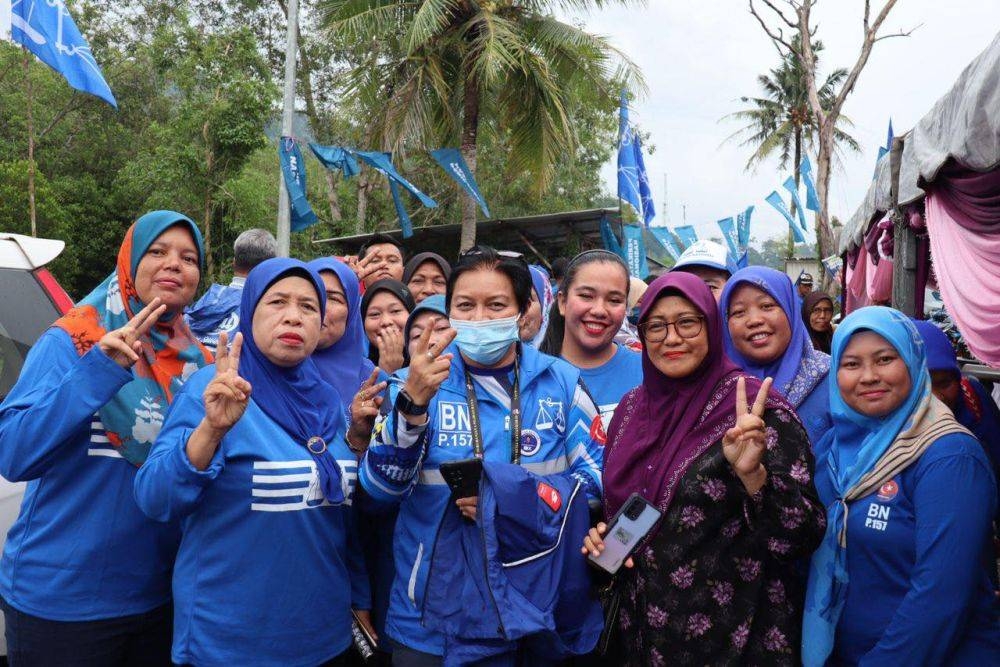 Datuk Seri Ahmad Zahid Hamidi has the sole prerogative to negotiate the formation of a coalition government, says Azalina (centre). — Picture via Facebook