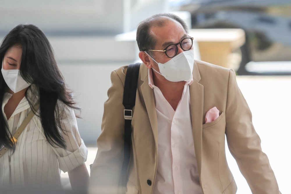 Tan Sri Tong Kooi Ong arrives at Kuala Lumpur High Court with his wife Puan Dawn Puan Sri Dawn Cheong, November 22, 2022. — Picture by Raymond Manuel