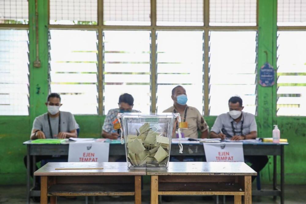 A ballot box sits on the table at a voting centre during the 15the general election at Sekolah Kebangsaan Seksyen 17 in Shah Alam November 19, 2022. — Picture by Yusof Mat Isa