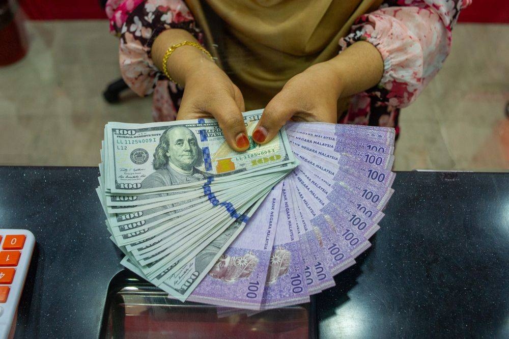 At 9am, the local note climbed 195 percentage in points (pips) to 4.5530/5600 against the greenback from Wednesday’s close of 4.5725/5775.  — Picture by Shafwan Zaidon