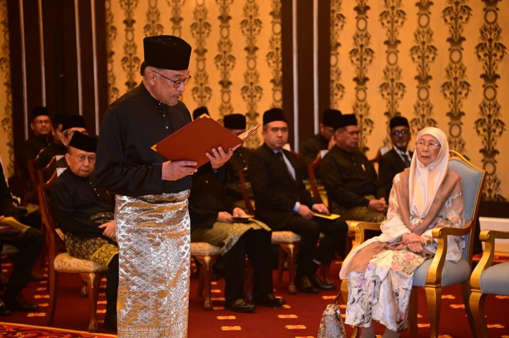 Datuk Seri Anwar Ibrahim’s swearing-in ceremony as Malaysia’s 10th prime minister at Istana Negara, November 24, 2022. — Picture from Unit Foto, Jabatan Penerangan Malaysia