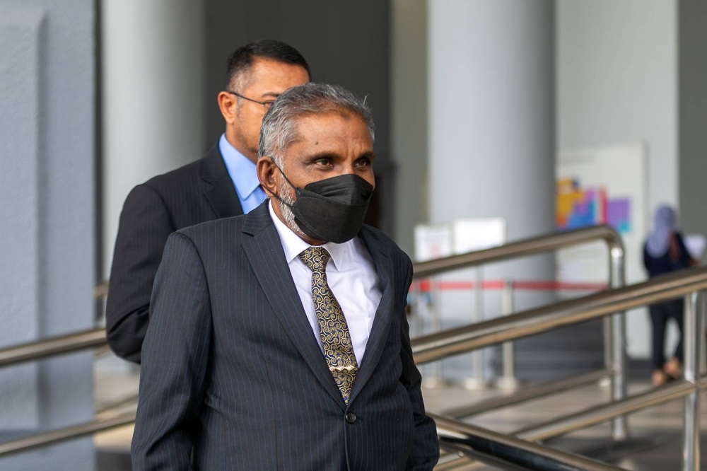 Tan Sri Mohd Irwan Serigar Abdullah leaves Kuala Lumpur High Court during lunch break, November 24,2022. — Picture by Raymond Manuel